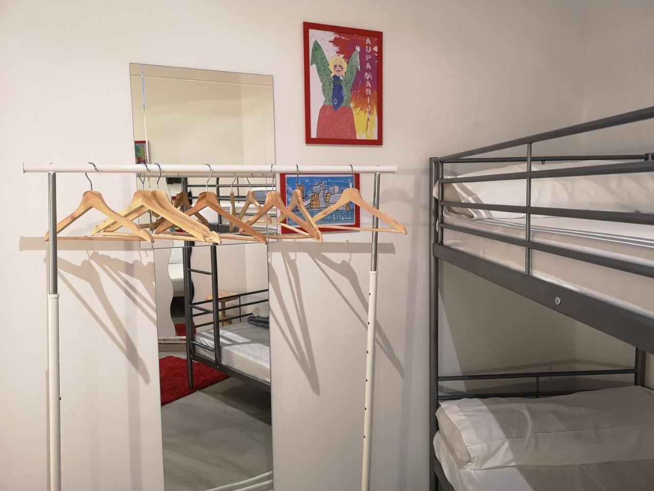 Pil Pil Hostel Більбао Екстер'єр фото